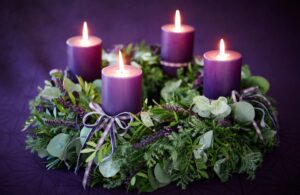 evergreen-advent-wreath-with-purple-candles
